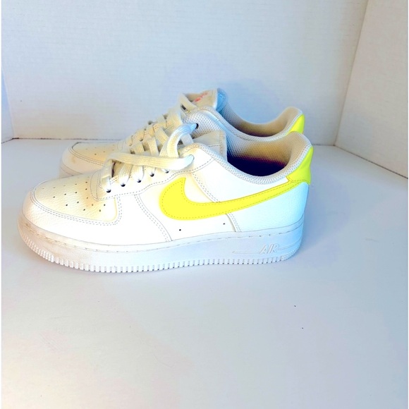 Nike Air Force 1 Women’s Sneakers SZ 8 White with Yellow Swoosh - Picture 3 of 7